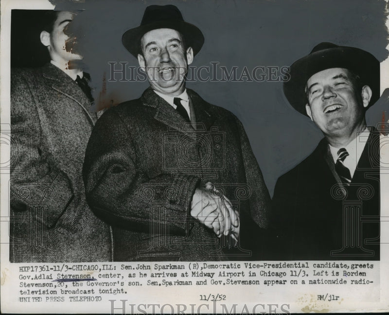 Load image into Gallery viewer, 1952 Press Photo Gov. Adlai Stevenson with Sen. John Sparkam at Midway Airport
