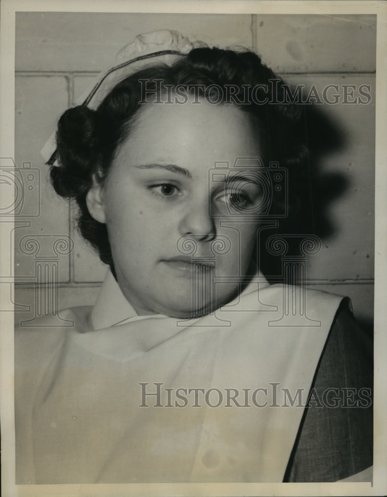 1940 Press Photo Eleanor Olson registering distress after hearing news of war- Historic Images