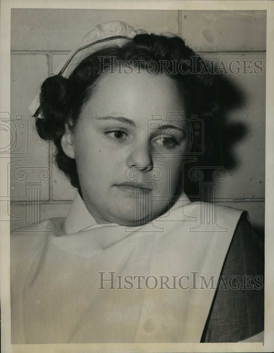 1940 Press Photo Eleanor Olson registering distress after hearing news of war- Historic Images