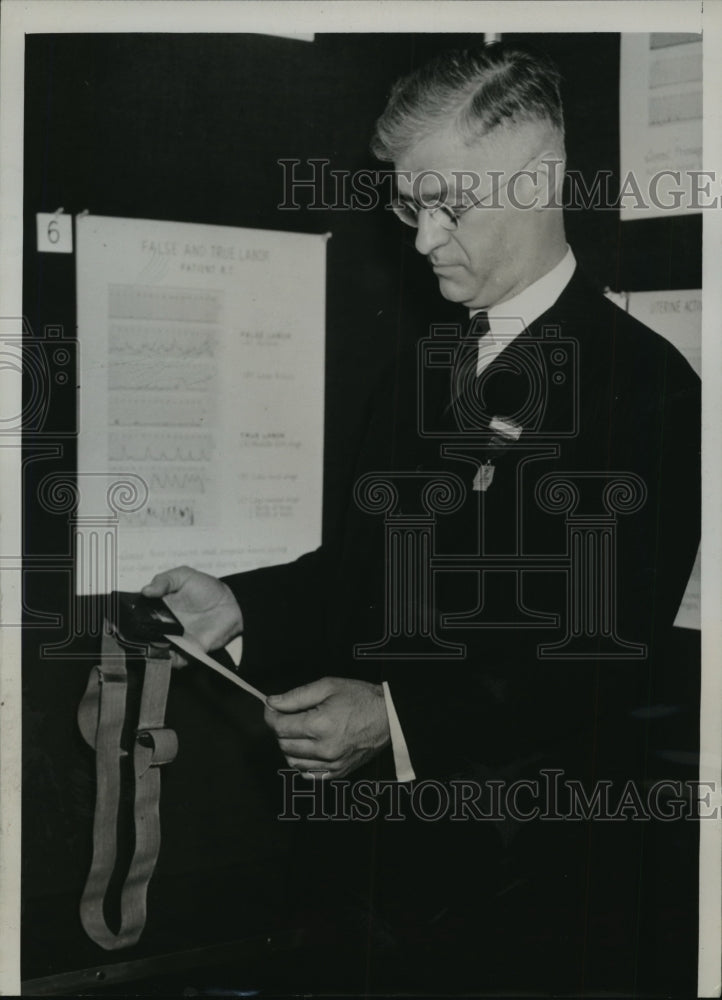 1939 Press Photo Douglas Murphy Demonstrates Tocograph American Med Convention- Historic Images