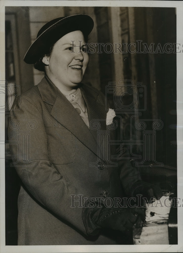 Load image into Gallery viewer, 1938 Press Photo Mrs. Elwyn Gibbon as she arrived in Seattle from Asia

