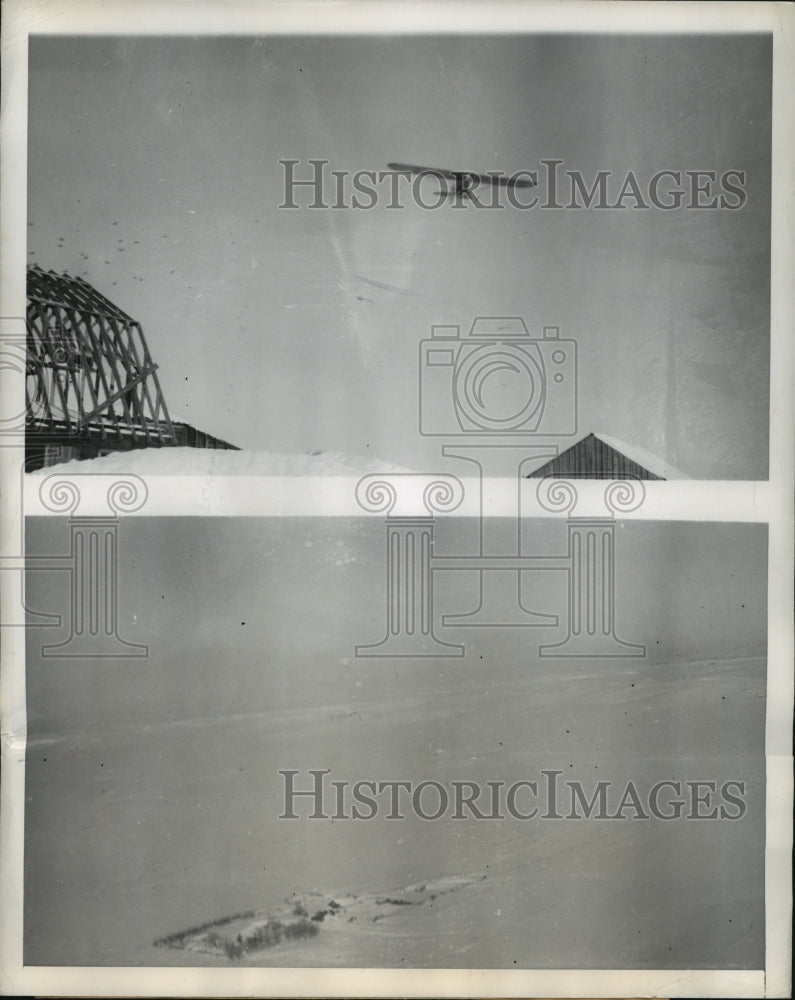 1940 Press Photo Private Air Force Plane they supplied food and Medicine in Wyo.- Historic Images