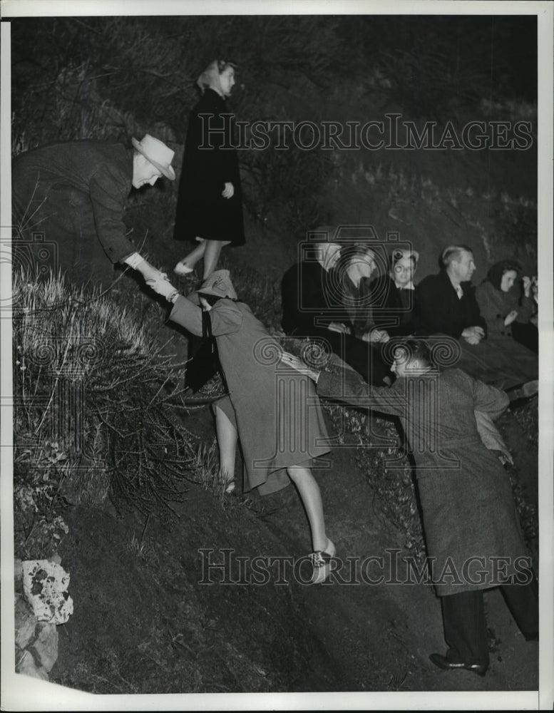Load image into Gallery viewer, 1940 Press Photo Gentlemen Helps Lady Friend Up Steep Bank to See Hollywood Bowl
