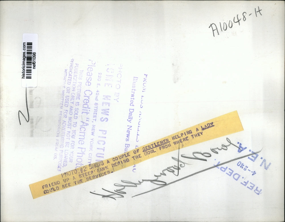 1940 Press Photo Gentlemen Helps Lady Friend Up Steep Bank to See Hollywood Bowl