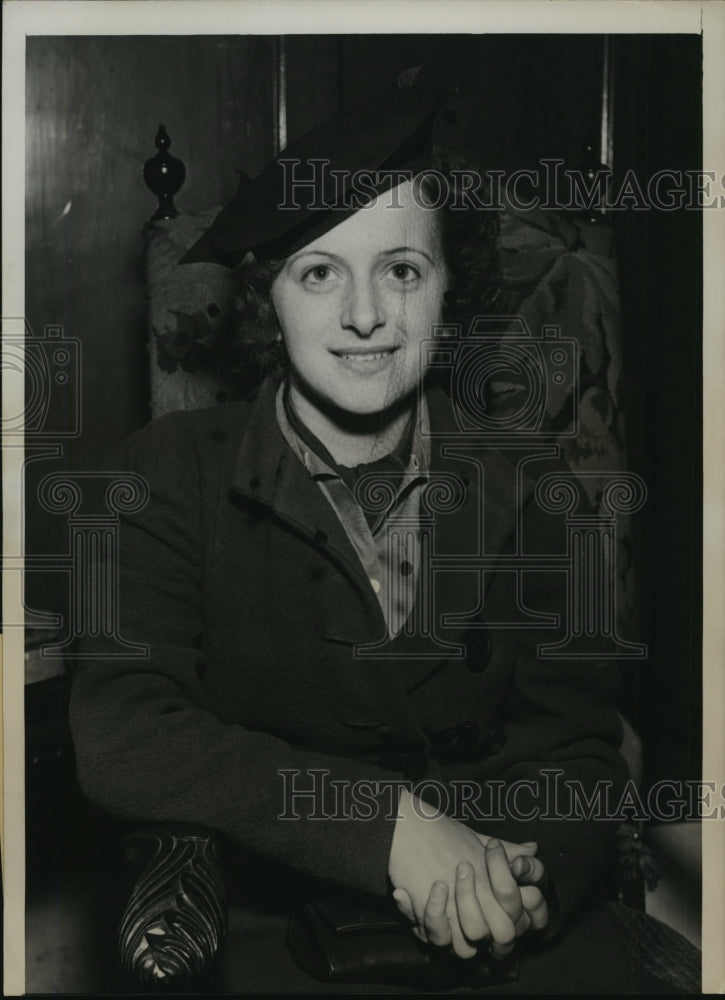 Load image into Gallery viewer, 1937 Press Photo Ms Natalie Ortuso Saw Prowler On Fire Escape Outside Her Window
