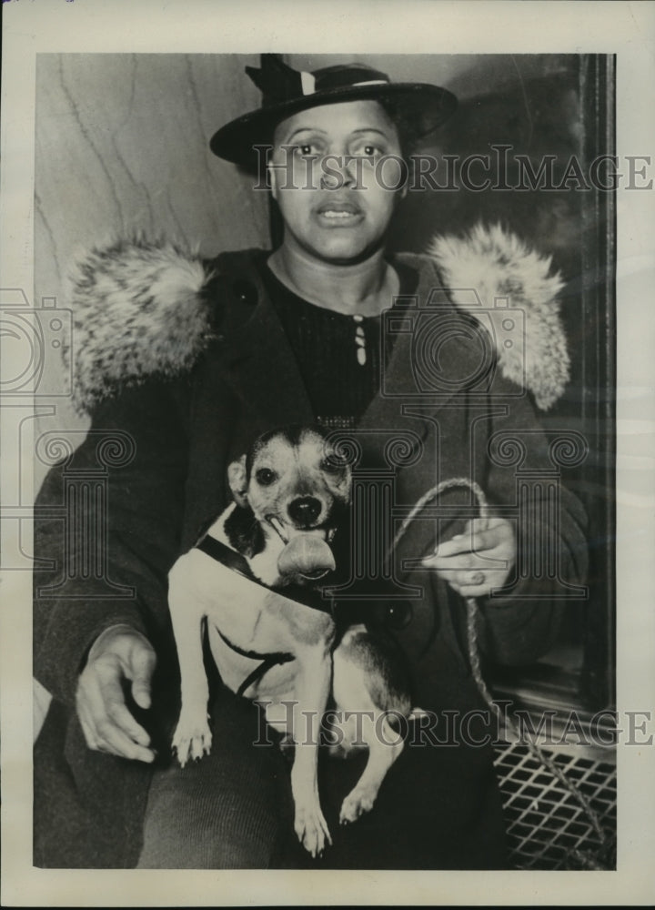 1939 Press Photo Duke the Dog reunited with her owner Mrs.Eva Reed - nef61125