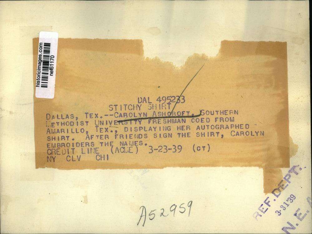 1939 Press Photo Carolyn Ashoroft displayed embroiders shirt sign by her friends