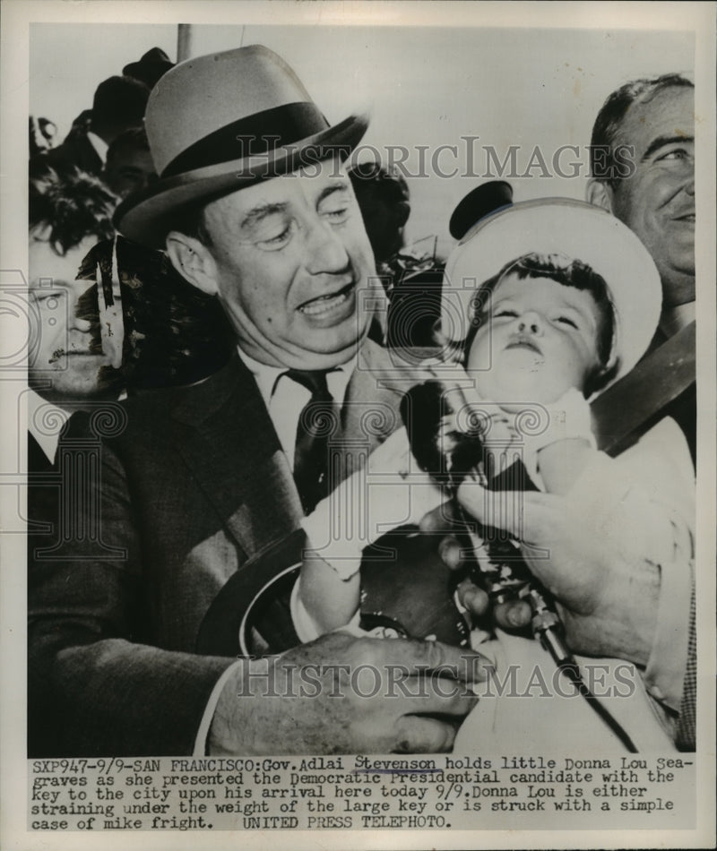 Load image into Gallery viewer, 1952 Press Photo Gov.Adlai Stevenson holds little Donna Lou Seagraves
