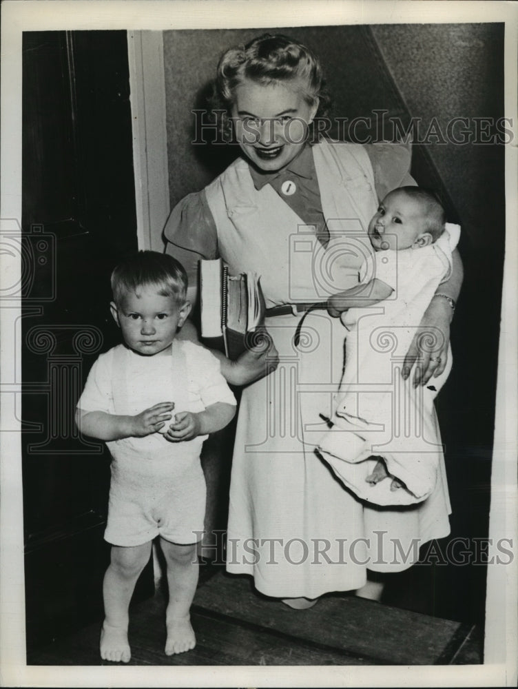 1944 Press Photo Mrs Julia Donals Tells Children Goodbye Before School- Historic Images