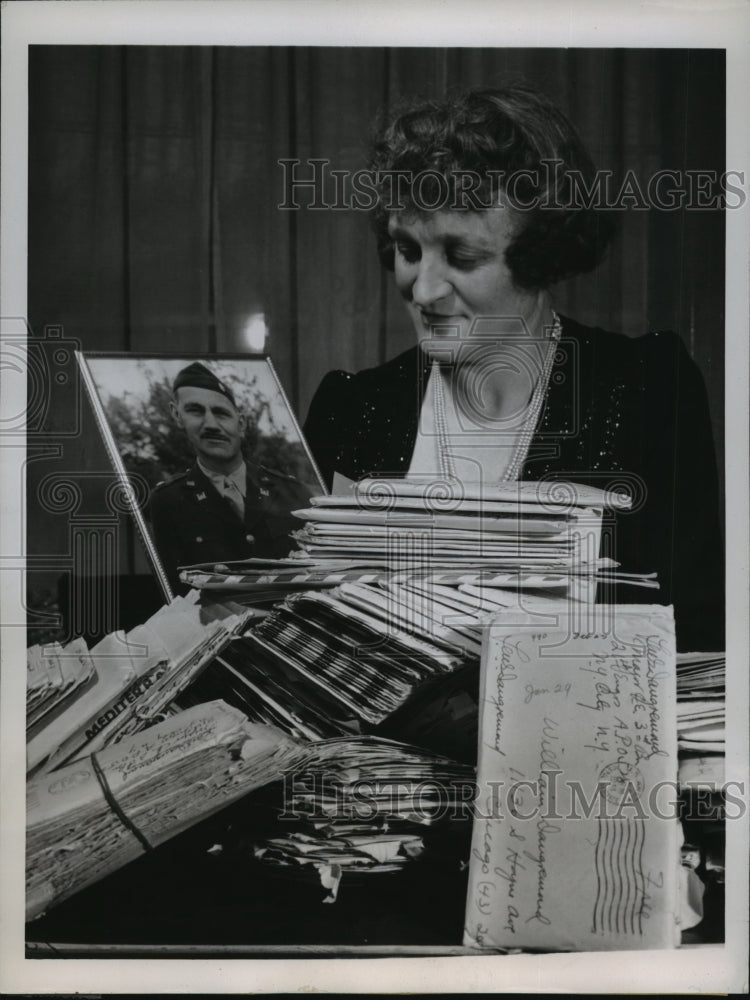 1944 Press Photo L.M.G. Dangremond Has Written 647 Letters Letter to Family