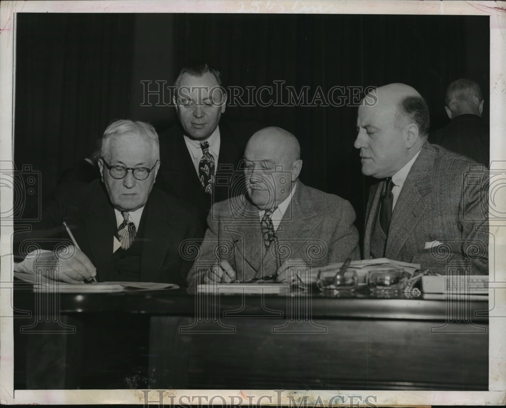 1947 Press Photo Congressional Budget Committee to Cut Budget to $31.5 Billion
