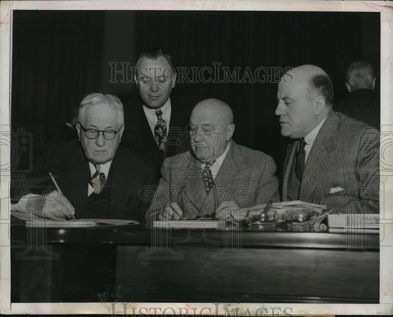 Load image into Gallery viewer, 1947 Press Photo Congressional Budget Committee to Cut Budget to $31.5 Billion
