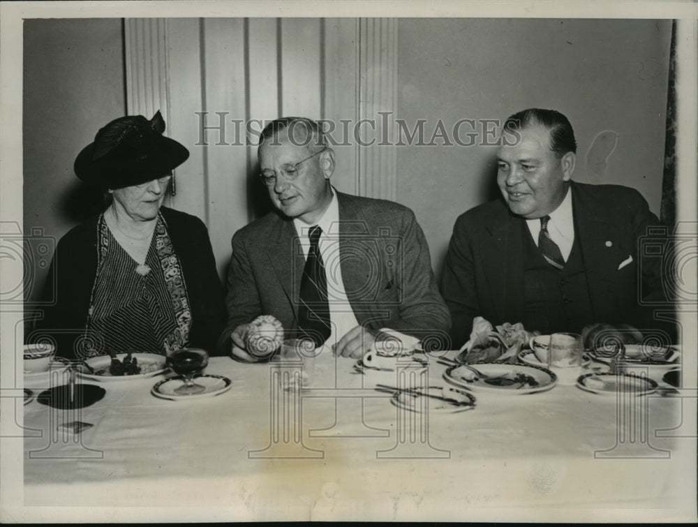1936 Press Photo Gov.Alfred M.Landon, Martha McClure and Carl B. Cook