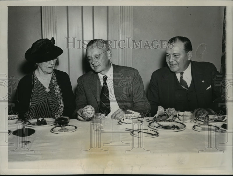 Load image into Gallery viewer, 1936 Press Photo Gov.Alfred M.Landon, Martha McClure and Carl B. Cook
