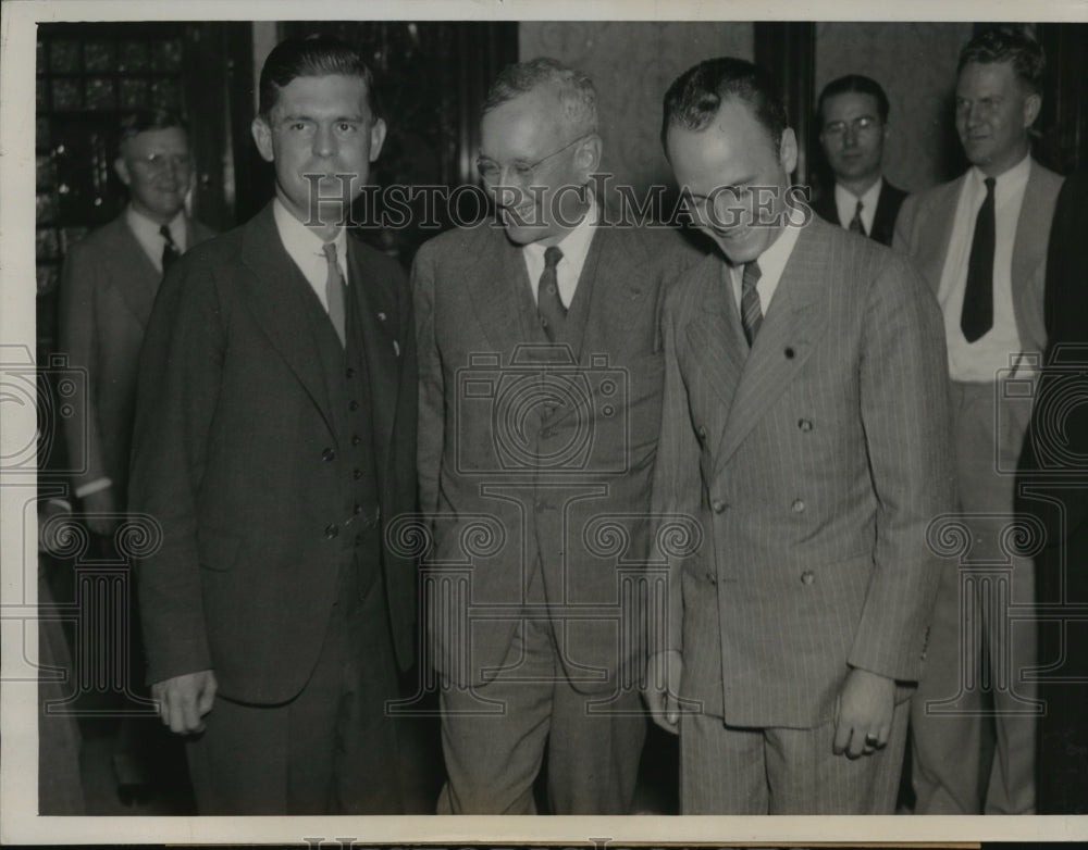 1936 Press Photo Gov.Alfred Landon with members of Young Republicans at Topeka