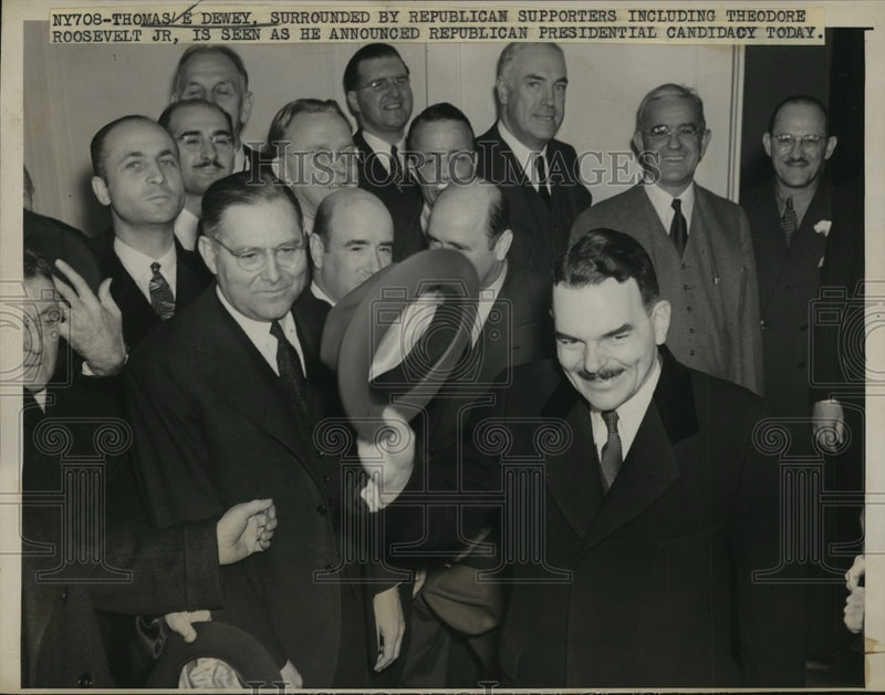 Load image into Gallery viewer, 1939 Press Photo Thomas E.Dewey surrounded by Republican Supporters - nef61516
