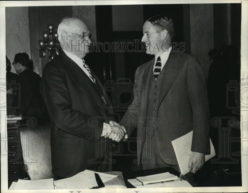 Load image into Gallery viewer, 1935 Press Photo WI Myers, Duncan Fletcher at Senate Banking/Currency Committee
