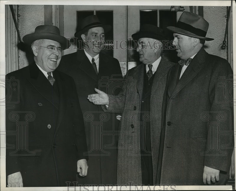 Load image into Gallery viewer, 1944 Press Photo Shown at the White House When They Called on the President
