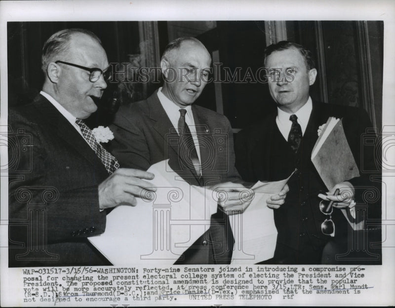 Load image into Gallery viewer, 1956 Press Photo Senators joining to introduce new electoral college system
