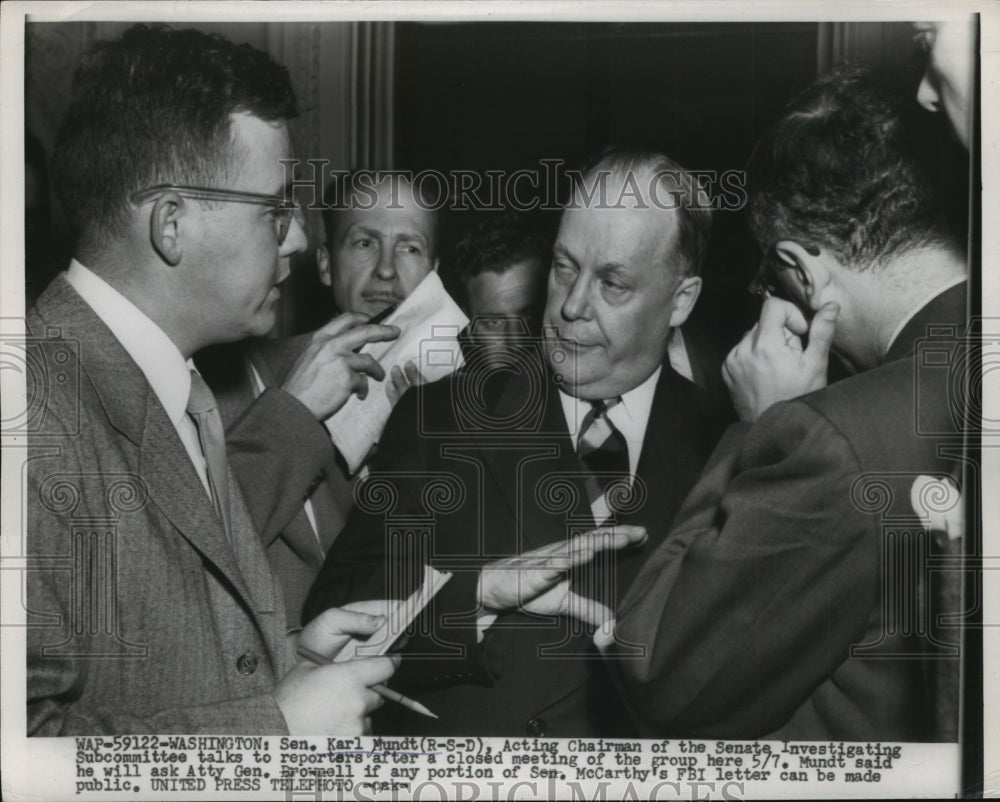 1954 Press Photo Sen. Karl Mundt talked with reporters after closed door meeting