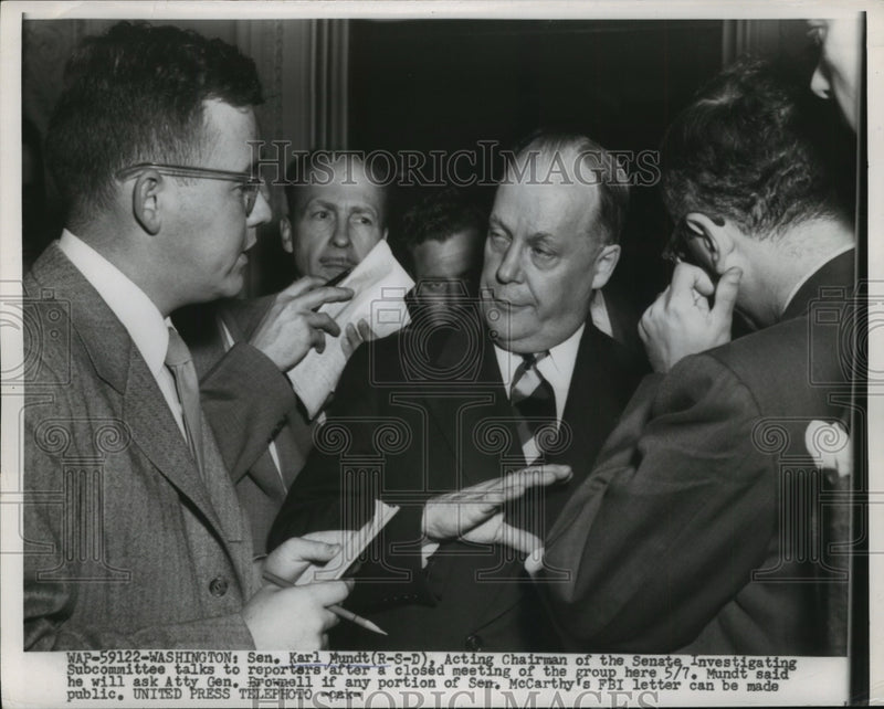 Load image into Gallery viewer, 1954 Press Photo Sen. Karl Mundt talked with reporters after closed door meeting
