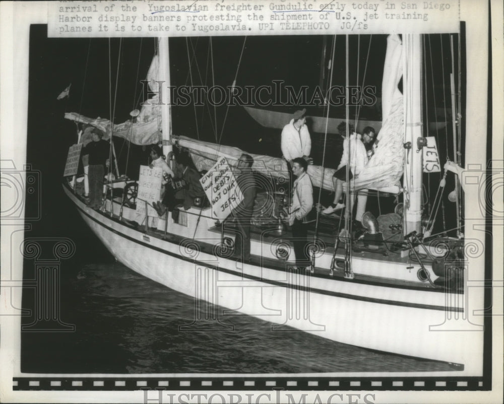 1961 Press Photo Yugoslavian Freighter Gundulic Arrives to Meet Protest of Jets