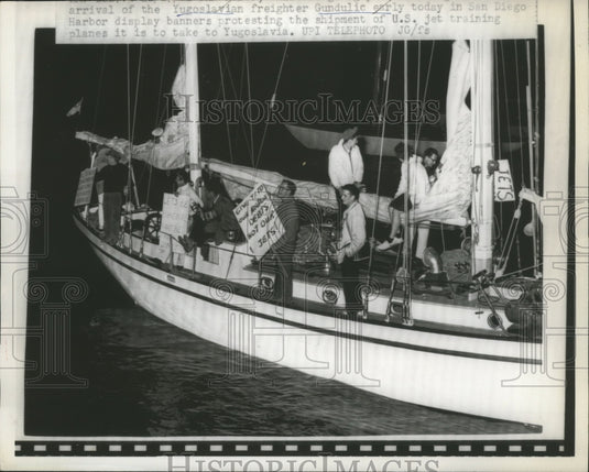 1961 Press Photo Yugoslavian Freighter Gundulic Arrives to Meet Protest of Jets