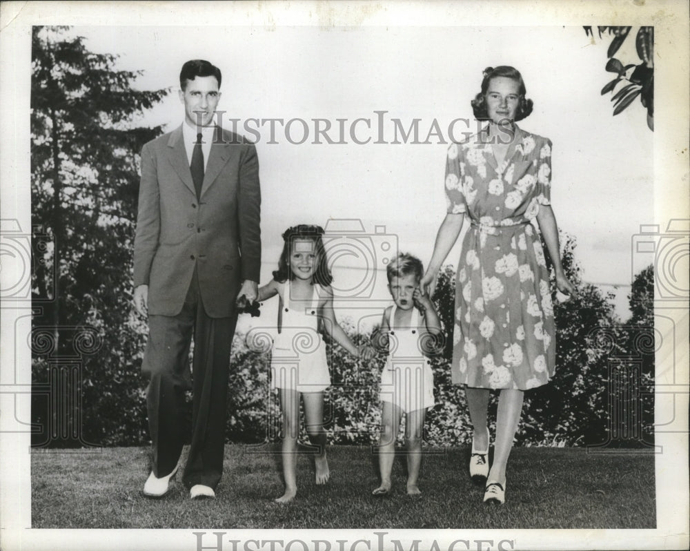 1943 Press Photo Hans Otto Giese With Family in Seattle During His Trial