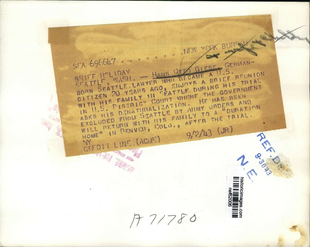 1943 Press Photo Hans Otto Giese With Family in Seattle During His Trial