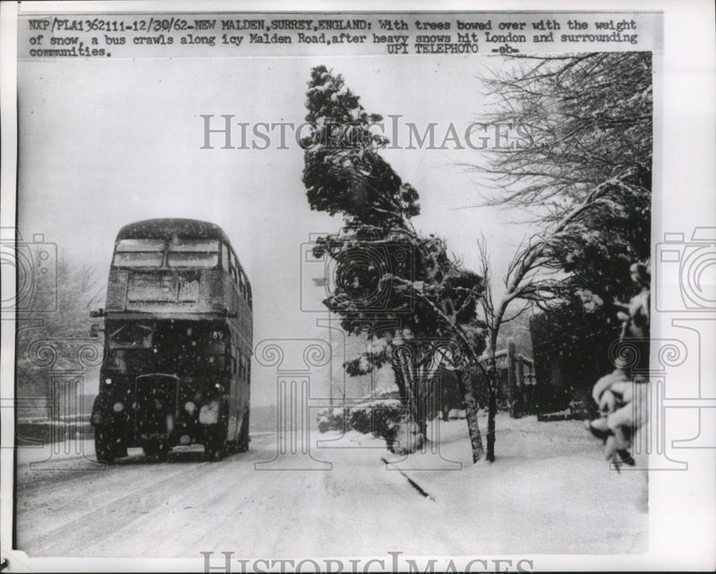 Load image into Gallery viewer, 1962 Press Photo Bus crawls along icy Malden Road after heavy snow hit London
