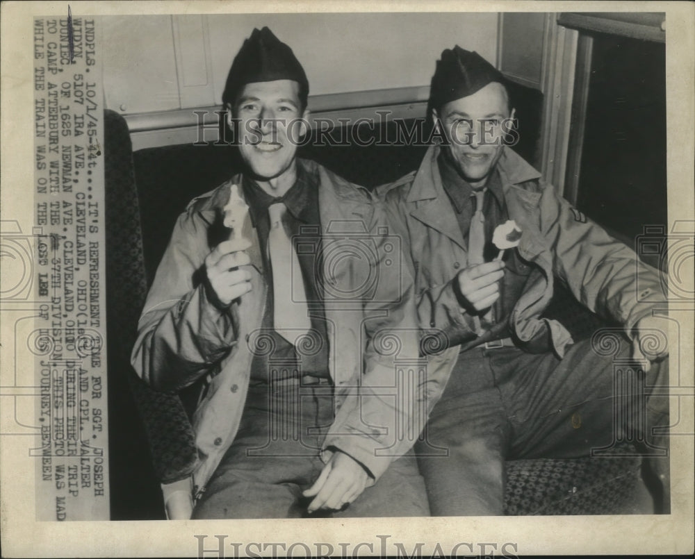 1945 Press Photo Refreshment Time for Sgt. Joseph Widyn and Cpl. Walter Duniec