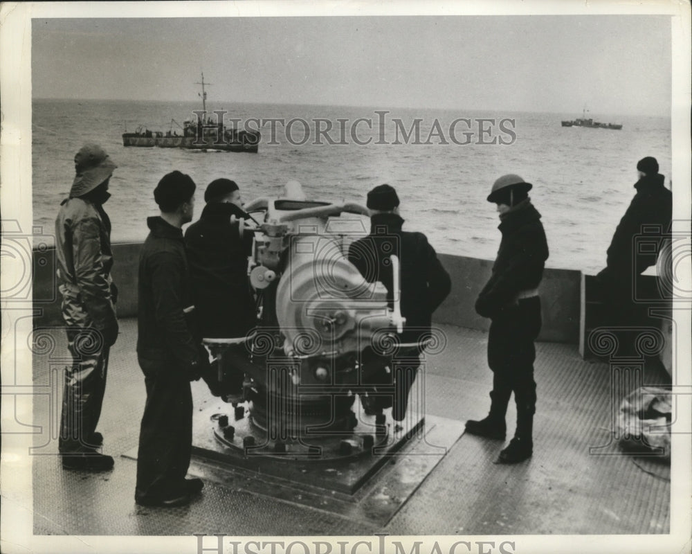 1942 Press Photo The Gun Crew of an Unidentified Armed Merchant Ship is Shown- Historic Images