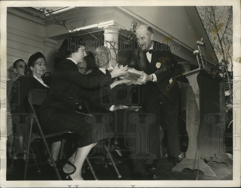 Load image into Gallery viewer, 1953 Press Photo Warm Springs Memorial, Georgia - nef62243
