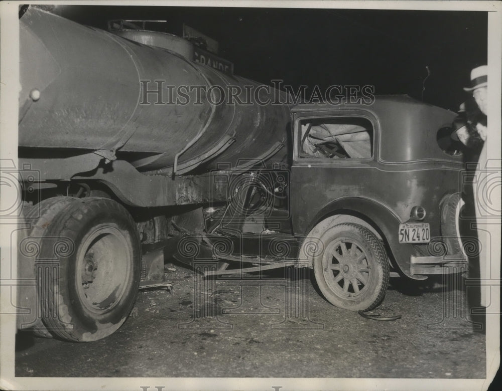 1935 Press Photo Front part of the small carburied itself under the truck