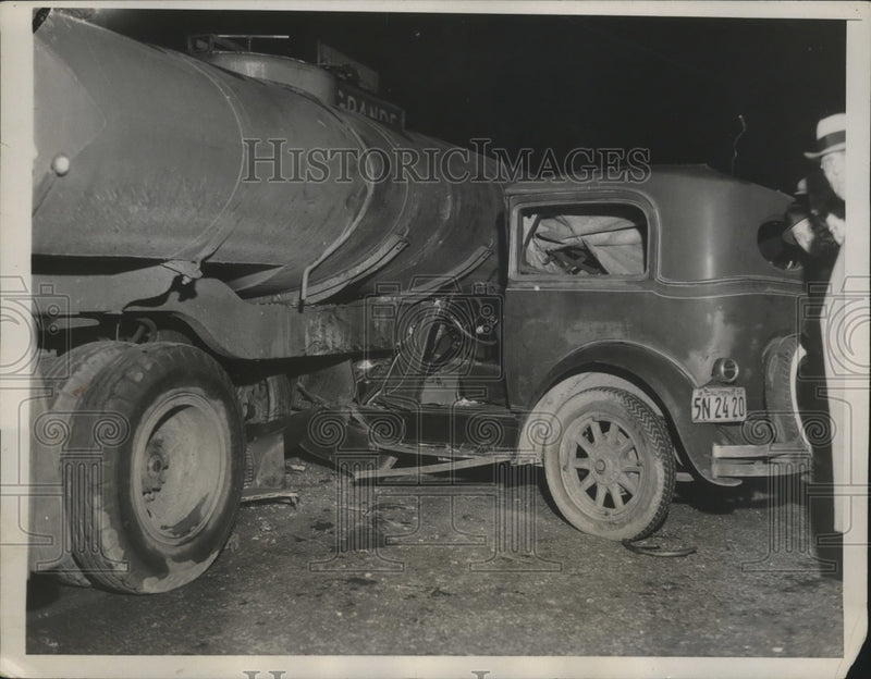 Load image into Gallery viewer, 1935 Press Photo Front part of the small carburied itself under the truck
