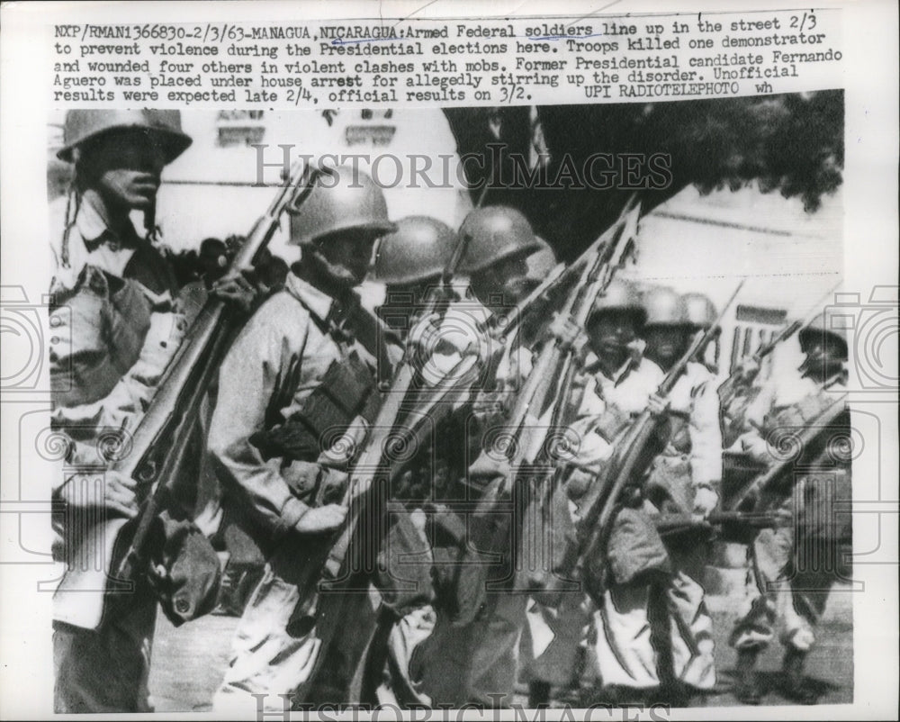 1963 Press Photo Armed Federal soldiers line up in the street - nef62398