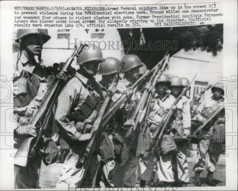 Load image into Gallery viewer, 1963 Press Photo Armed Federal soldiers line up in the street - nef62398
