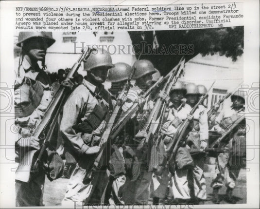1963 Press Photo Armed Federal soldiers line up in the street - nef62398
