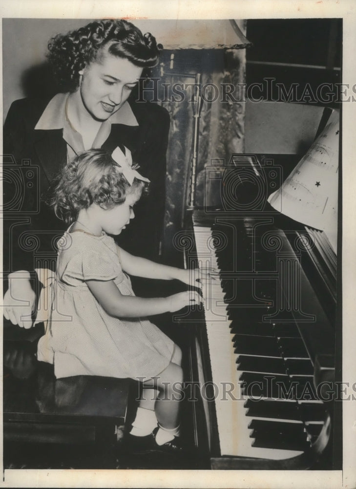 1945 Press Photo Diane Graden plays "Country Gardens" for her sister, Alice
