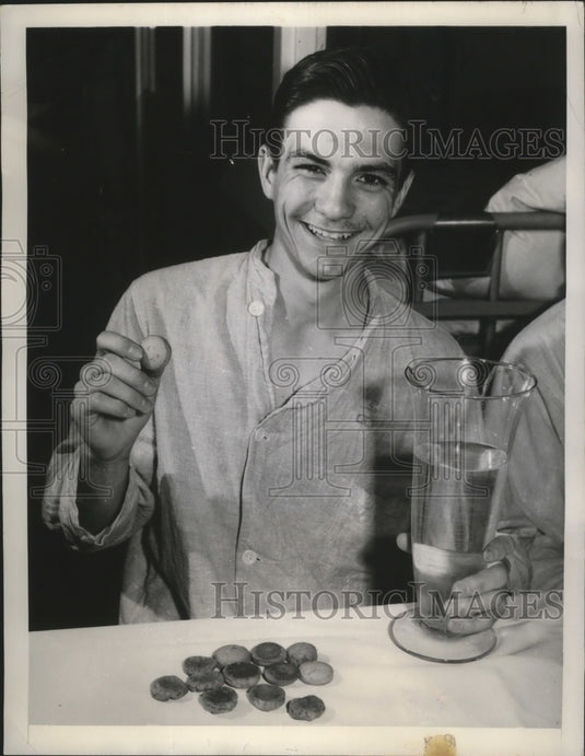 1948 Press Photo Army volunteer displays a day's ration of biscuits and water