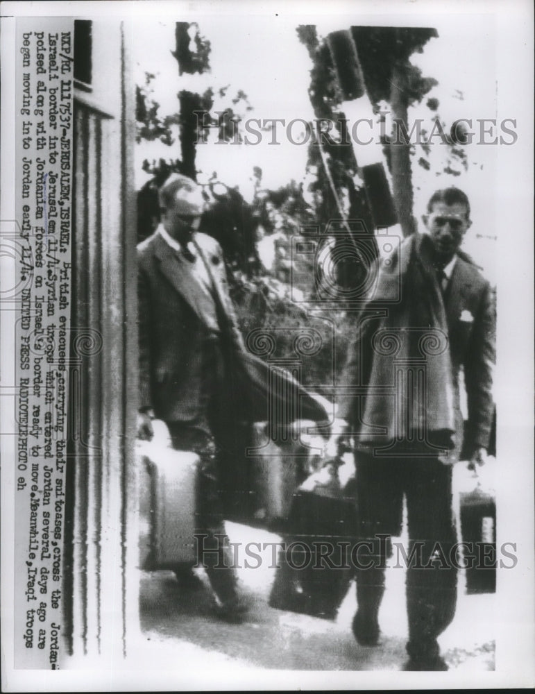 1956 Press Photo British evacuees carrying their suitcases - nef62648