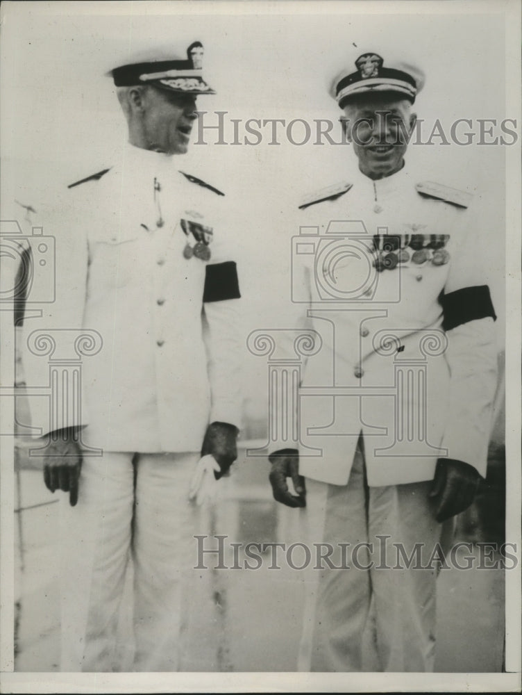 Load image into Gallery viewer, 1939 Press Photo Charles Hart chats with Harry W. Yarnell - nef62698
