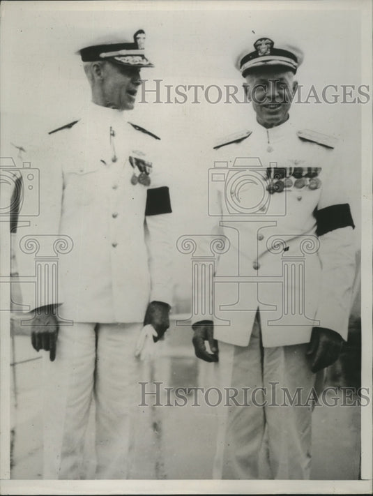 1939 Press Photo Charles Hart chats with Harry W. Yarnell - nef62698