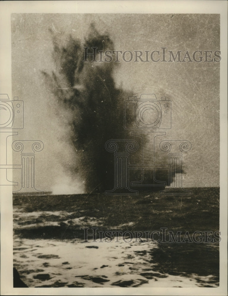 1940 Press Photo Water hovering above North Sea after a magnetic mine exploded