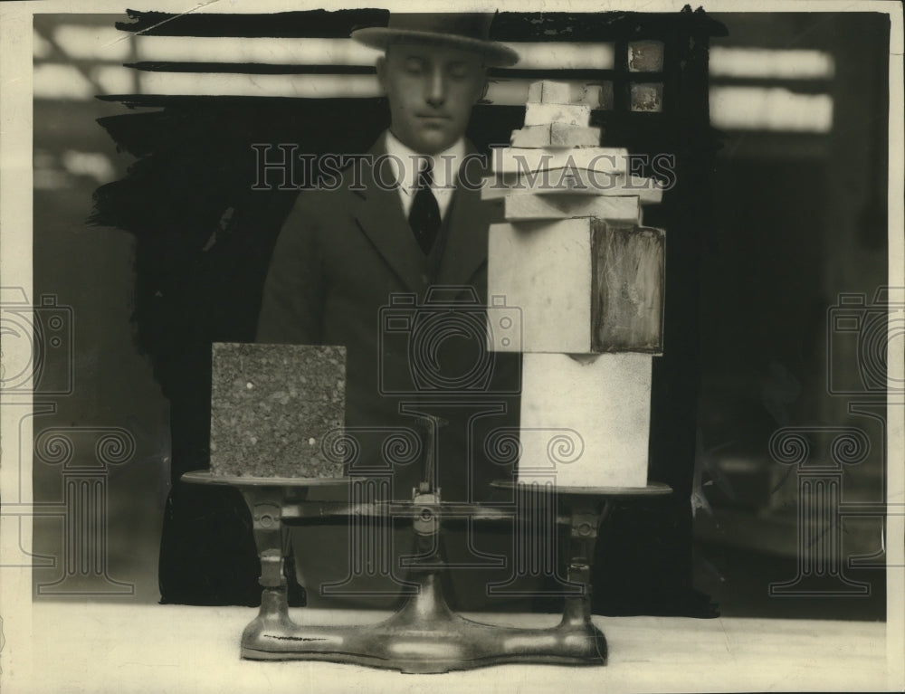 1921 Press Photo Closeup showing difference in weight of cork and balsa wood