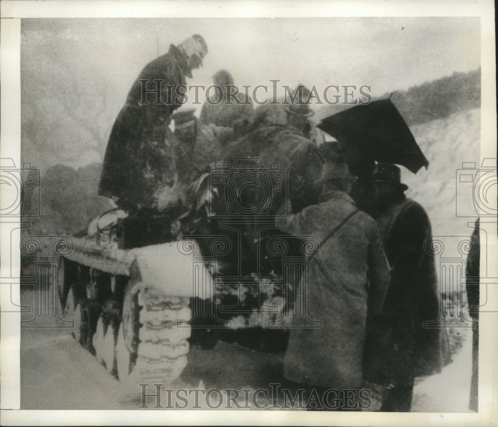 1942 Press Photo Correspondents Stranded in English Blizzard, World War II