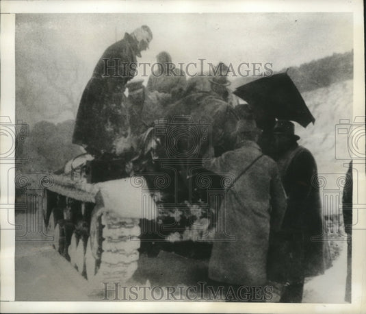1942 Press Photo Correspondents Stranded in English Blizzard, World War II