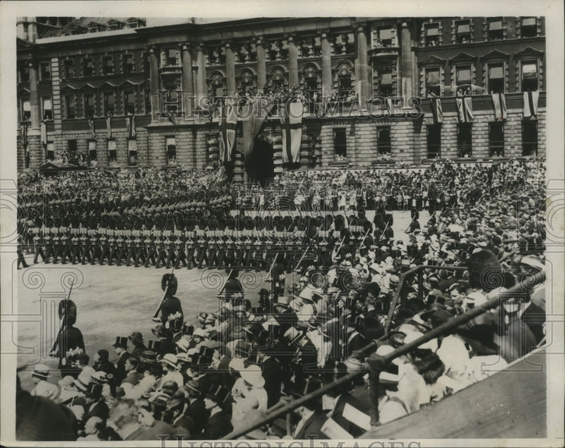 Load image into Gallery viewer, 1933 Press Photo Horse Guards Trooping the Colors Ceremony, London, England
