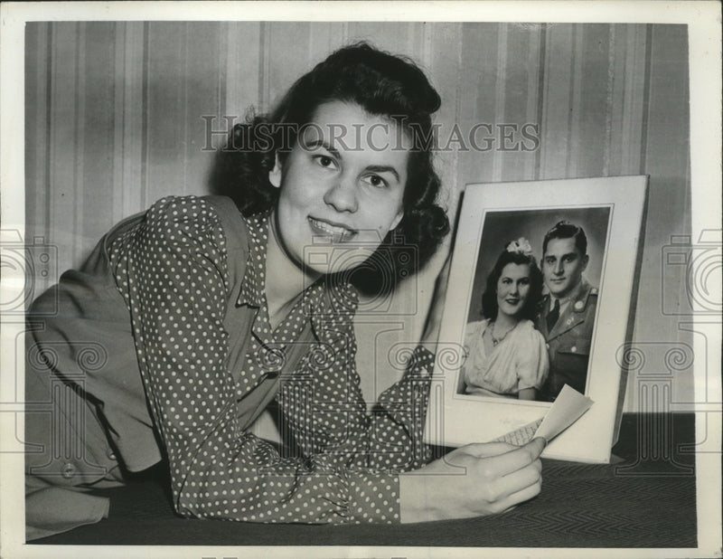 Load image into Gallery viewer, 1942 Press Photo Helen Yankus looks at picture of herself and boyfriend
