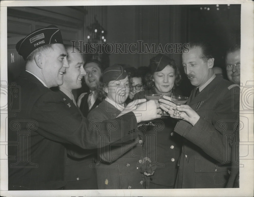 1946 Press Photo Harold Smith, Joseph Koenig, group of WAC meet at a function
